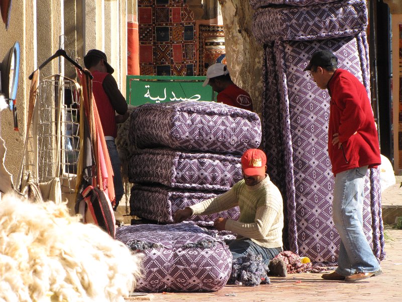 130312_meknes matrasmaker.jpg - Met de hand worden de zitkussens gemaakt.